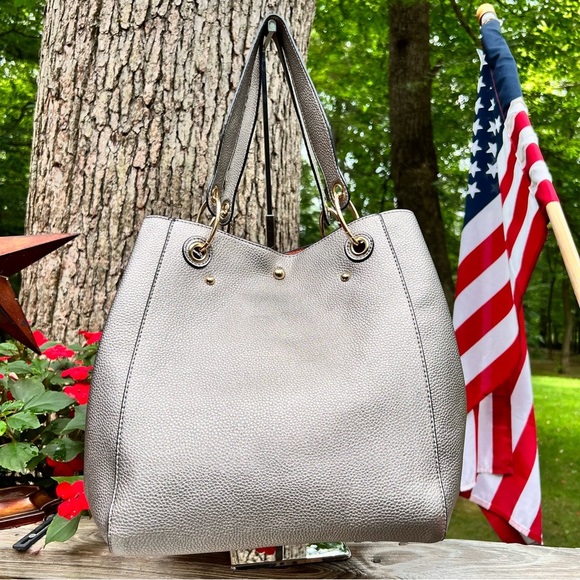 Handbags - NWOT Metallic Gold Tote Handbag Removable multi straps spacious fits everything